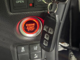【Hondaスマートキー】カバンやポケットに入れたままでもドアの施錠・解錠が可能なスマートキーを装備。エンジンのオン・オフ時もカギを取り出す必要が無いからとっても便利です♪