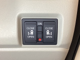 リアドアは乗り降りに便利な両側電動スライドドアです。また運転席に座っていながらスイッチ操作で自在にスライドドアを開け閉めできます。