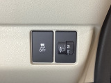 ハンドルの右側にはヘットライトリベライザーとVSA(ABS+TCS+横滑り抑制)の解除スイッチがついています。ヘッドライトリベライザーは道路状況や積荷の加重に応じてライトの高さを調節できます。