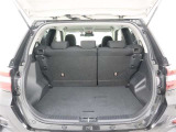 荷室は高さ・奥行きともに余裕があり、普段の買い物からアウトドアまで幅広く対応します。