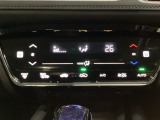 オートエアコンがついてますので、簡単操作で快適に過ごせます。リア熱線のスイッチの中にサイドミラーヒーターも入っています。パネル内のシートヒータースイッチは前席の左右別々に温度設定ができます。