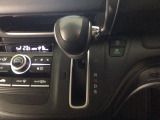 オートマチックシフトレバーは、手になじみ操作しやすい形状で安全運転にもつながります♪