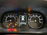 様々な車両情報を表示できるTFTマルチインフォメーションディスプレイを中央に配した視認性の高い大型2眼メーターです