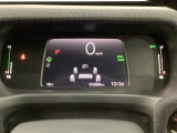 デジタル表示のスピードメーターと安全支援情報、燃費やオドメーターなどの表示の他に、ホンダセンシング機能などの表示もできる多機能なマルチインフォメーション・ディスプレイです。