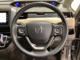 ハンドルにHondaセンシング系のクルーズコントロールやレーンキープアシストなどのスイッチと、オーディオの操作スイッチが装備されています。ハンドルから手を離さず安全に操作できます。