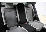 安全性と快適性を追求した、少し硬めのシート。 これは長時間の運転や渋滞などの状況でも、身体の疲労度が少ないことを求めたものです。