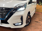 【LEDヘッドライト】悪天候や夜間走行時も良好な視界を確保し安心して運転できる高輝度LEDヘッドライトを装備!点灯速度が早く、消費電力も抑えられています。