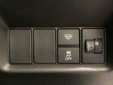 ハンドルの右側にはヘッドライトレベライザーとVSA(ABS+TCS+横滑り抑制)の解除スイッチがついています。ヘッドライトレベライザーは道路状況や積荷の加重に応じてライトの高さを調節できます。