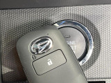 【キーレススタートシステム】カバンやポケットに入れたままでもドアの施錠・解錠が可能なスマートキーを装備。エンジンのオン・オフ時もカギを取り出す必要が無いからとっても便利です♪
