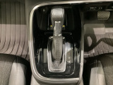 CVT車のセレクトレバーです。低速から高速まで、変速ショックのないスムーズな走りと、エンジン効率のよい領域を維持して燃費にも貢献します。