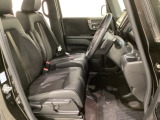 女性でも運転がしやすいように、シートの高さ調整機能(シートリフター)がついています。運転席と助手席の間が空いている為、助手席側への移動がスムーズです。交通量の多い道でも助手席側から乗り降りができます。