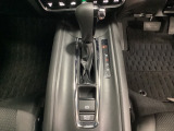 CVT車のセレクトレバーです。低速から高速まで、変速ショックのないスムーズな走りと、エンジン効率のよい領域を維持して燃費にも貢献します。サイドブレーキはスイッチ操作の電子制御パーキングブレーキです。
