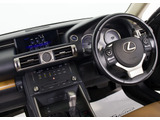 ★使いやすさや安全性を追求したステアリング周り!高級車ゆえにスイッチ類が多いのも特徴ですね!考え尽くされた配置ですぐに使いこなす事が出来ますのでご安心下さい!是非、体感してみて下さい!!