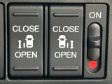 【両側スライドドア】駐車場で隣の車との間隔が狭く乗りにくい時、スライドドアなら安心!ドアオープン時も幅を取らず、開口部が広いので乗り降りがとっても簡単です。大きな荷物の出し入れも後席から可能♪