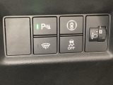 ハンドルの右側にはヘットライトリベライザーとHondaセンシング用のメインスイッチがついています。ヘッドライトリベライザーは道路状況や積荷の加重に応じてライトの高さを調節できます。