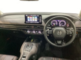 車内は光触媒抗菌消臭施工済です。スタイリッシュなデザインでスポーティなインパネ周りを演出します。グローブボックスやカップホルダーのほかにトレーなどたくさんの収納スペースが付いています。