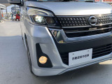 LEDヘッドランプ:ハロゲンランプの約2倍の光量でより明るく遠くを照らし、夜間走行時の視認性を高めます。
