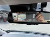 車庫入れが楽々になるアラウンドビューモニター付き。上から見たような画像なのでコンビニやショッピングモールなどの駐車場で大活躍します。