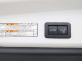 ハンズフリーパワーバックド(挟み込み防止機能・停止位置メモリー機能・予約ロック機能付)が装備されています。スマートキーを携帯していれば、リヤバンパーの下に足を出し入れするだけで自動開閉します。