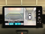 マルチビューカメラシステム搭載車です。お車の周囲を全方位でカバーします。後方・前方・両脇と、コンディションが悪い視界でもカラーモニターに映し出した映像がドライバーをサポートします。
