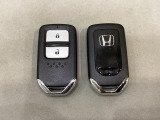 スマートキーを装備しています。鍵を差し込むことなくドアロックの開け閉めと、スタートボタン操作でのエンジンスタートができます。スペアキーも同じものを用意しております。