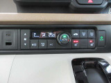 AUTOエアコンでいつでも快適な温度に!さらに運転席と助手席にはシートヒーターも付いています。