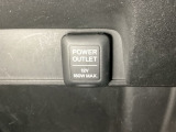 アクセサリーソケットはUSBのアダプターなどをつければ、スマホの充電にも使えます。周辺には物が置けるボックスがついています。