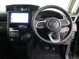 運転席側から見た写真です、お車にマッチングするようにデザインされたインパネ!沢山のスイッチ類も運転させる方が使いやすい位置に配置されていますね!