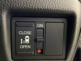 左側電動スライドドアは運転席からでも操作ができるように、ハンドル付近に開閉の操作スイッチが付いています。