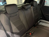 メルセデスのシートは少し硬めになっております。長時間の運転の際、適度な反発があることでお尻や腰の負担を減らす効果が御座います。