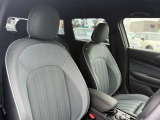 人間工学に基づき設計されたMINIのシートは、ロングドライブでも快適さを維持しつつ、スポーティな走行時には身体をしっかり支え、優れたホールド感と走行安定性を提供します。