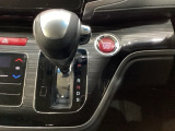 CVT車のセレクトレバーです。低速から高速まで、変速ショックのないスムーズな走りを実現するとともに、エンジン効率のよい領域を維持することで燃費にも貢献します。