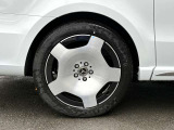 高級感とスポーティーなデザインの19インチアルミホイールはお車全体を引き上げるデザインです。
