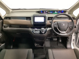 車内は光触媒抗菌消臭施工済です。スタイリッシュなデザインで暖かみのあるインパネ周りを演出します。グローブボックスやカップホルダーのほかにトレーなどたくさんの収納スペースが装備されています。