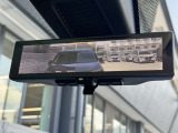 インテリジェントルームミラー☆後席に乗っている人や、大きな荷物を載せていると見にくくなりがちな後方視界。。こちらは車両後方のカメラ映像をミラーに映すので、天候にも影響されないクリアな後方視界を実現☆