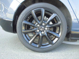 18インチ純正アルミホイールを装備。タイヤサイズは215/45R18となります。