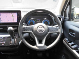 ステアリングハンドルです。オーディオコントロールスイッチが付いて運転中でも手元でオーディオの操作が出来て便利ですよ。