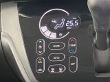 【オートエアコン】一度お好みの温度に設定すれば、車内の温度を検知し風量や温度を自動で調整。暑い&hellip;寒い&hellip;と何度もスイッチ操作をする必要はありません。快適な車内空間には必須の機能ですね♪