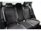 安全性と快適性を追求した、少し硬めのシート。 これは長時間の運転や渋滞などの状況でも、身体の疲労度が少ないことを求めたものです。