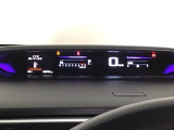 メータは先進的なデジタルメーターを採用!ゆっくりと数字が動くのでとても見やすく表示されます!続可能距離等の情報やHonda SENSINGの注意・警告も表示します!