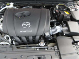 24Vマイルドハイブリッドで爽快な走りを実現する「e-SKYACTIV-G 2.0」。高効率エンジンと電動化技術の組み合わせにより、燃費性能とアイドリングストップ機能をさらに向上させました。