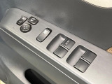 【電動格納ミラー】サイドミラーは電動格納式となっており、狭い駐車場でもキズがつくリスクを抑えられます。