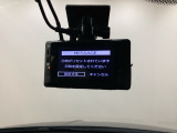 ドライブレコーダー(社外品)が前方の監視をしてくれます。衝突や急ブレーキなどを感知した場合に、記録された動画が万が一の際に直前の状況を把握する手助けとなります。
