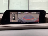 狭い場所での駐車やすれ違いなどでより的確な運転操作に役立つ360&deg;ビューモニターが装備されています。