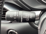 レバーをAUTOの位置にしているとき、レインセンサーが雨を感知すると、雨量に応じてワイパーが自動で作動してくれるオートワイパーを装備!設定変更で非作動にすると、間欠作動に固定されます。