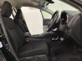 広い足元にゆったり座れるシートには肘掛けも装備しており長距離の運転でも疲れにくくなってます。女性でも運転がしやすいように、シートの高さ調整機能(シートリフター)がついています。