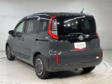 広い展示場にゆったりと展示をしております。ベビーカーでもゆっくりと車をご覧いただけますよ!