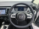 ドライバーの操作性に配慮したステアリング。快適な運転をサポートします。