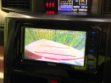 【バックカメラ】駐車時に後方がリアルタイム映像で確認できます。大型商業施設や立体駐車場での駐車時や、夜間のバック時に大活躍!運転スキルに関わらず、今や必須となった装備のひとつです!