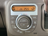 【オートエアコン】一度お好みの温度に設定すれば、車内の温度を検知し風量や温度を自動で調整。暑い&hellip;寒い&hellip;と何度もスイッチ操作をする必要はありません。快適な車内空間には必須の機能ですね♪
